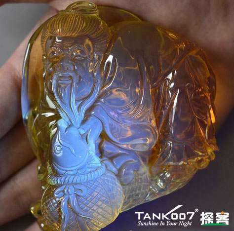 網(wǎng)上用紫光手電鑒定琥珀的帖子這么多，哪個是真假？