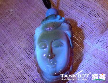 網(wǎng)上用紫光手電鑒定琥珀的帖子這么多，哪個是真假？