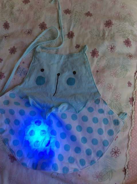  寶媽買了紫光手電，衣服上好多熒光劑，看的心慌害怕
